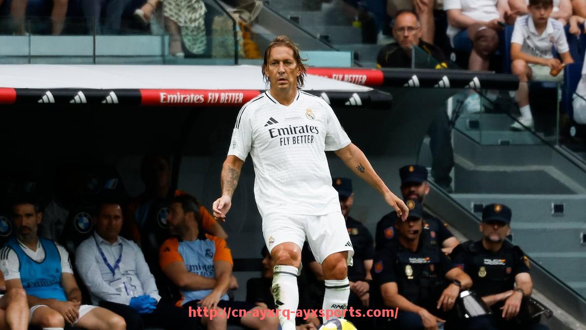 爱游戏体育-英超与德甲足球队实力对比及球迷关注热点